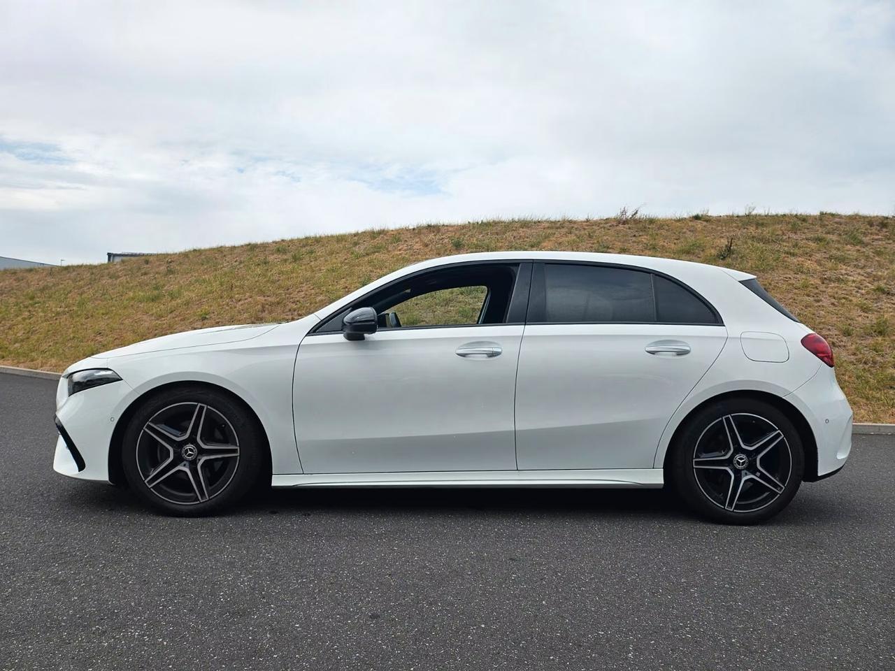 Mercedes-benz A 200 200d AMG*PACCHETTO NIGHT*MBUX*NAVIGATORE*TELECAMERA*LED*PDC