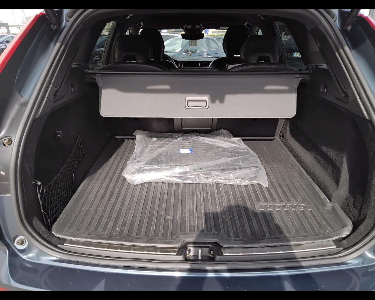 VOLVO XC60 II 2022 - XC60 2.0 b4 Plus Dark auto