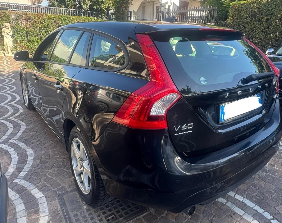 VOLVO V60 1.6 D2 R-design Momentum