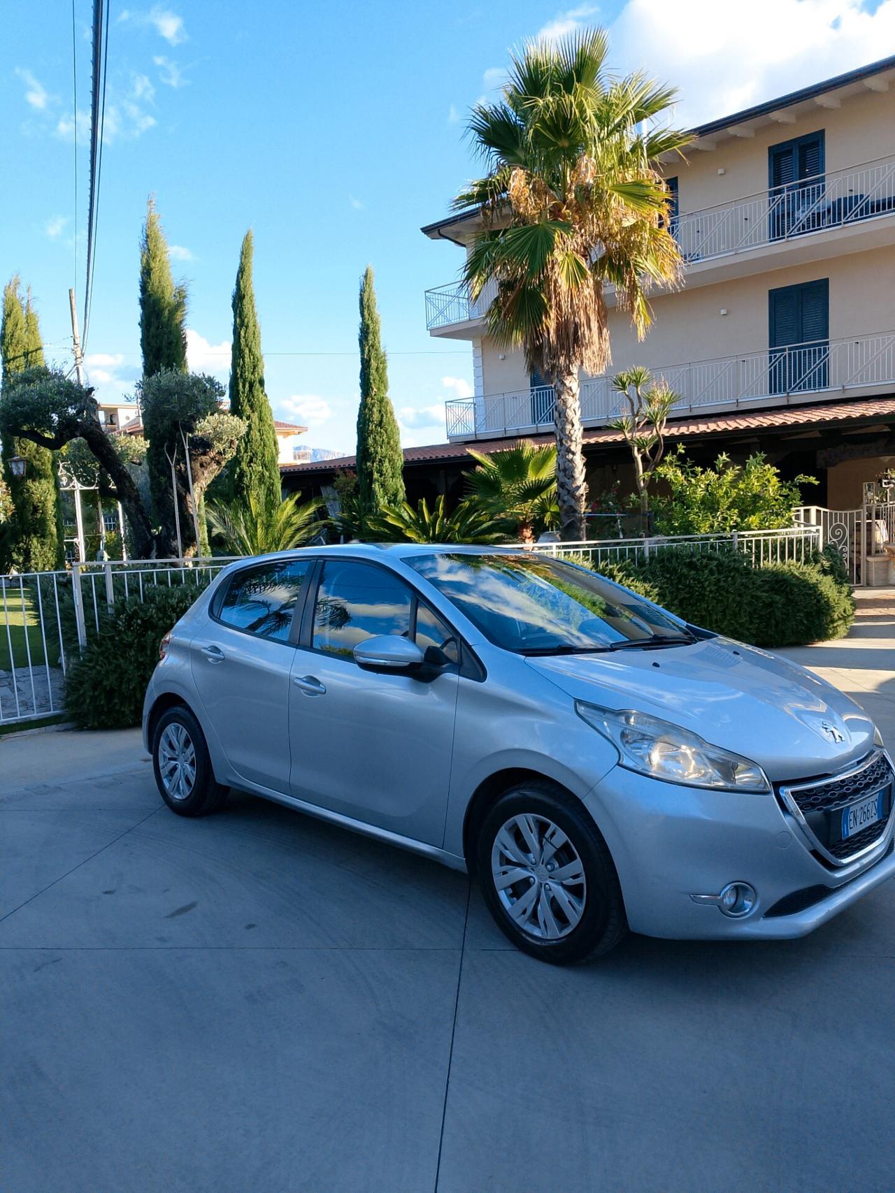 Peugeot 208 1.4 HDi 68 CV 5 porte Allure