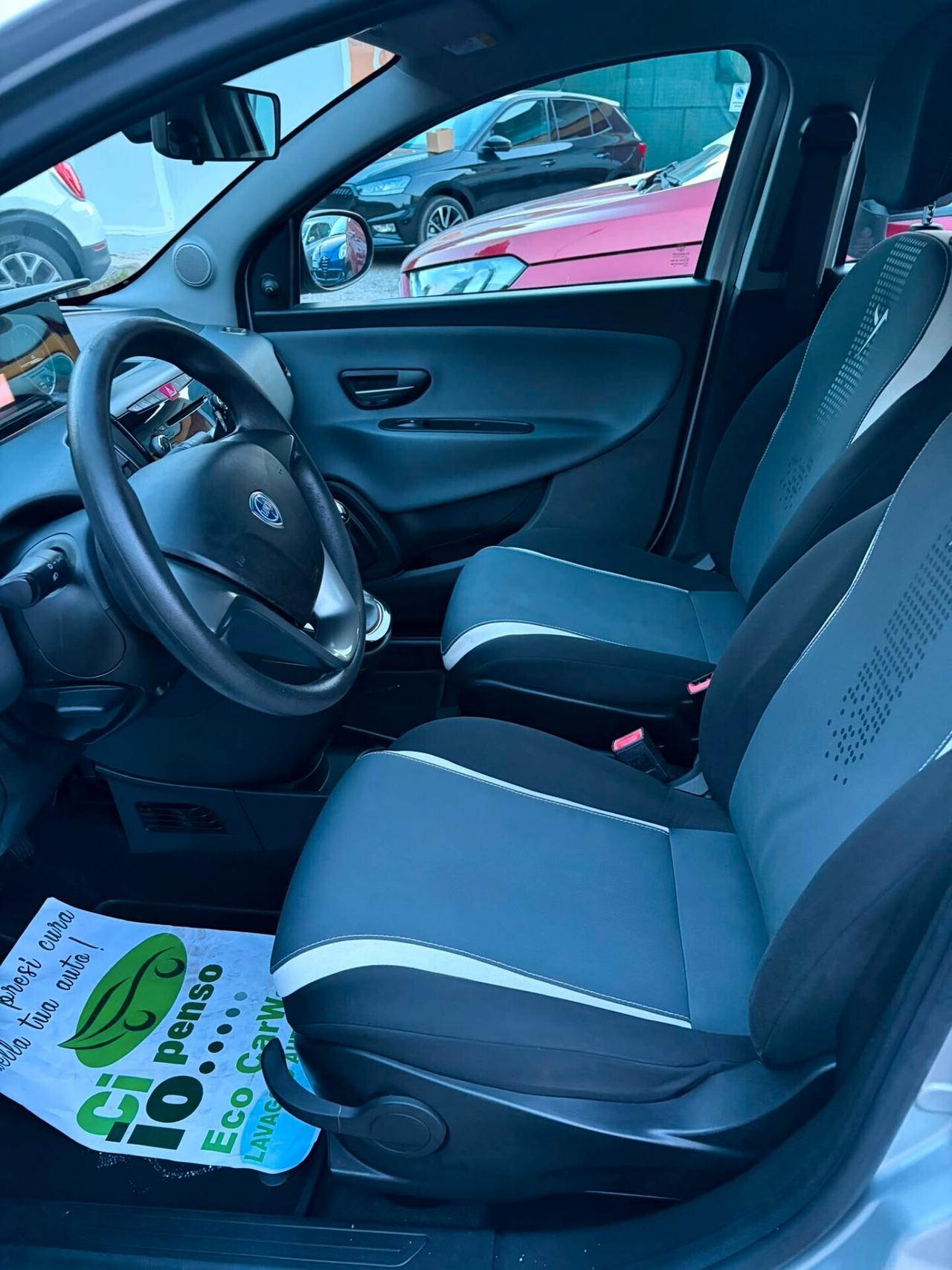 Lancia Ypsilon 1.2 69 CV 5 porte S&S Silver