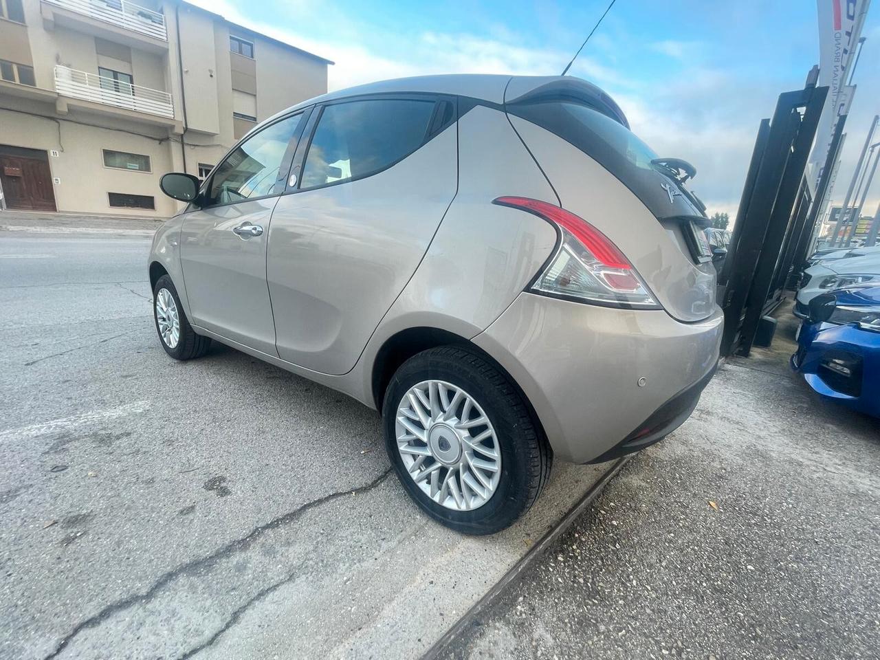 Lancia Ypsilon 0.9 TwinAir 85 CV 5 porte Metano Ecochic Elefantino