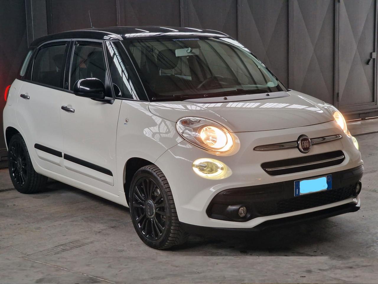 Fiat 500L 1.4 120° S.&.S Anniversario Bicolore Nero Cinema/Bianco € 14.999, 00 Benzina Potenza (CV) 95 Potenza