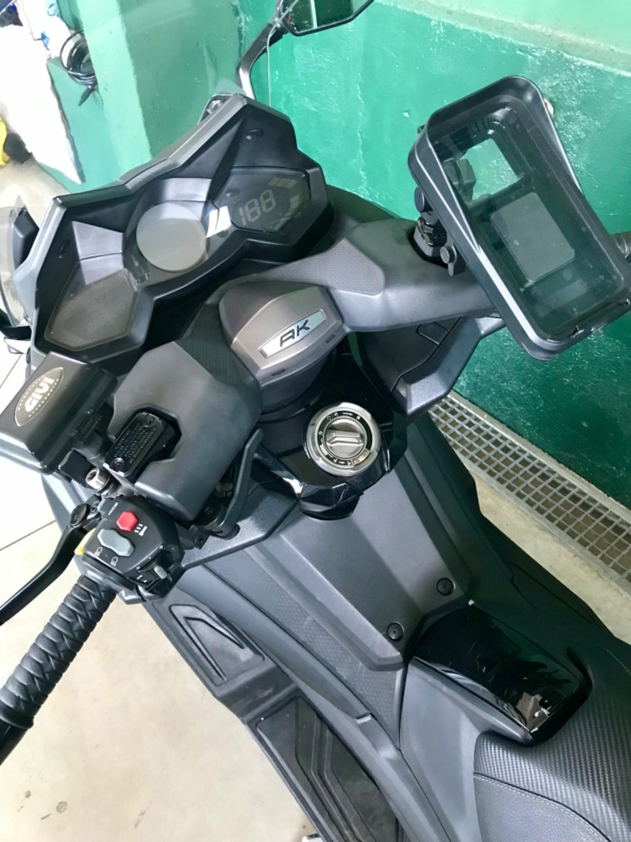 Kymco AK 550