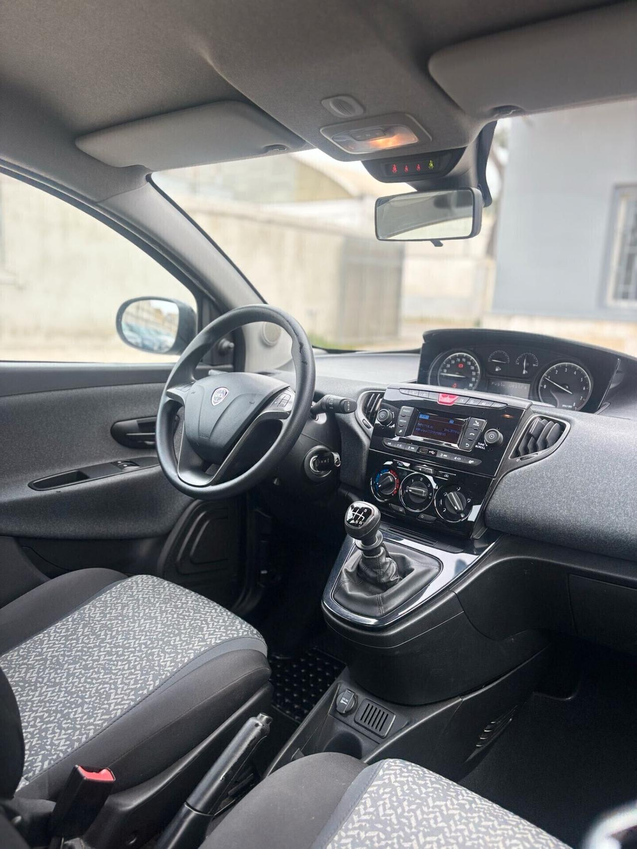 Lancia Ypsilon 1.0 FireFly 5 porte S&S Hybrid Ecochic Silver