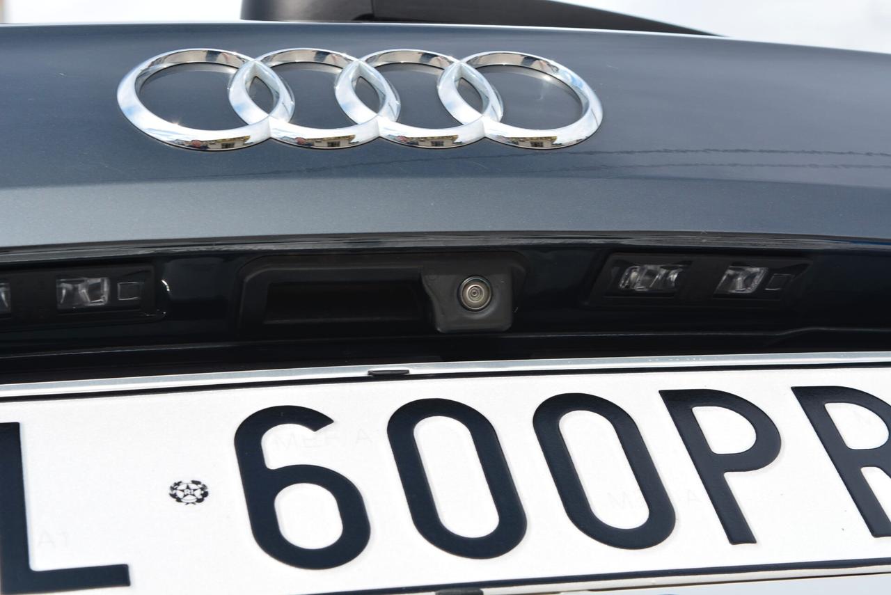 Audi Q2 30 TFSI Business telecamera