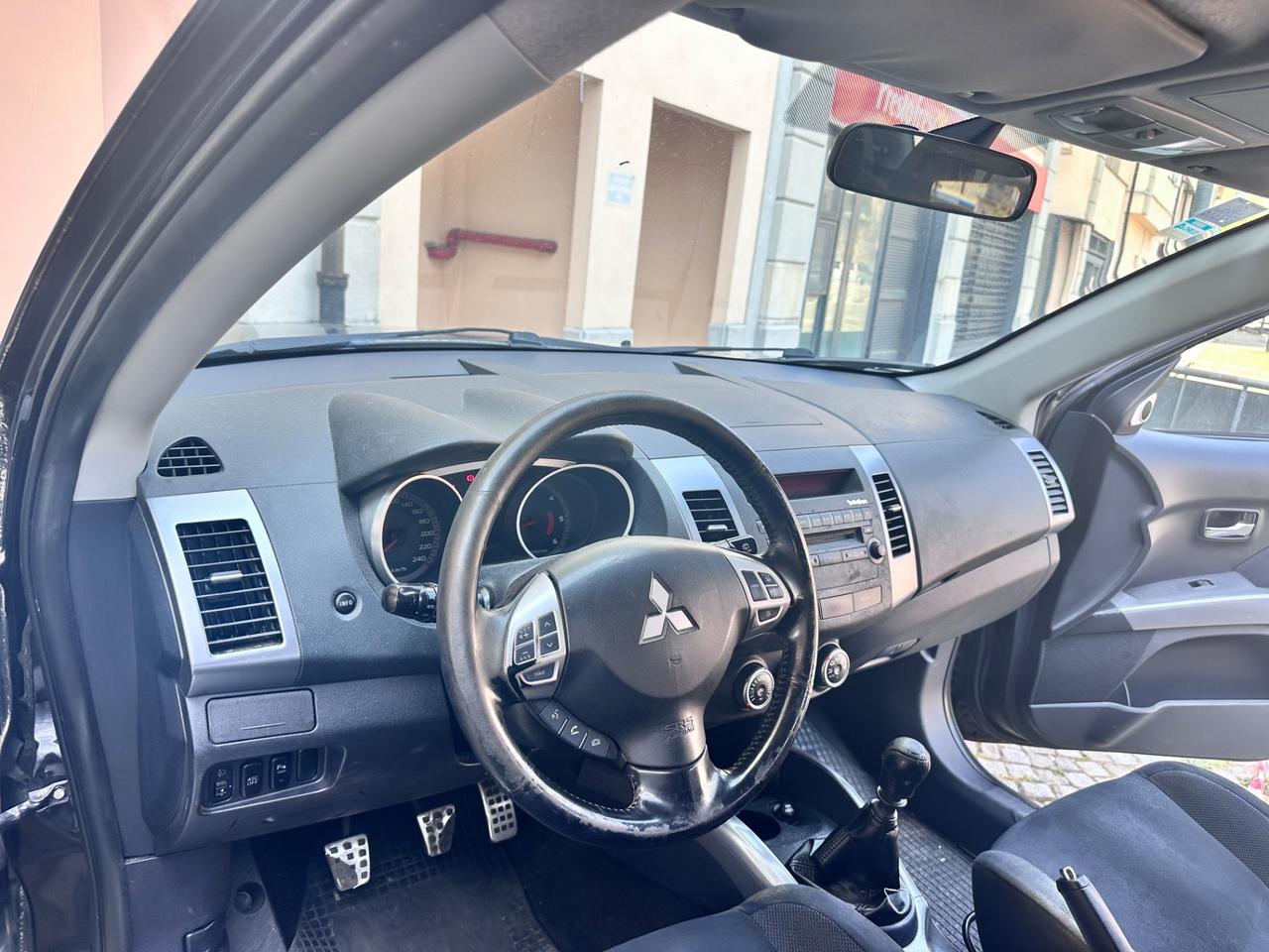 Mitsubishi Outlander 2.0 DI-D un vero 7 posti 4x4