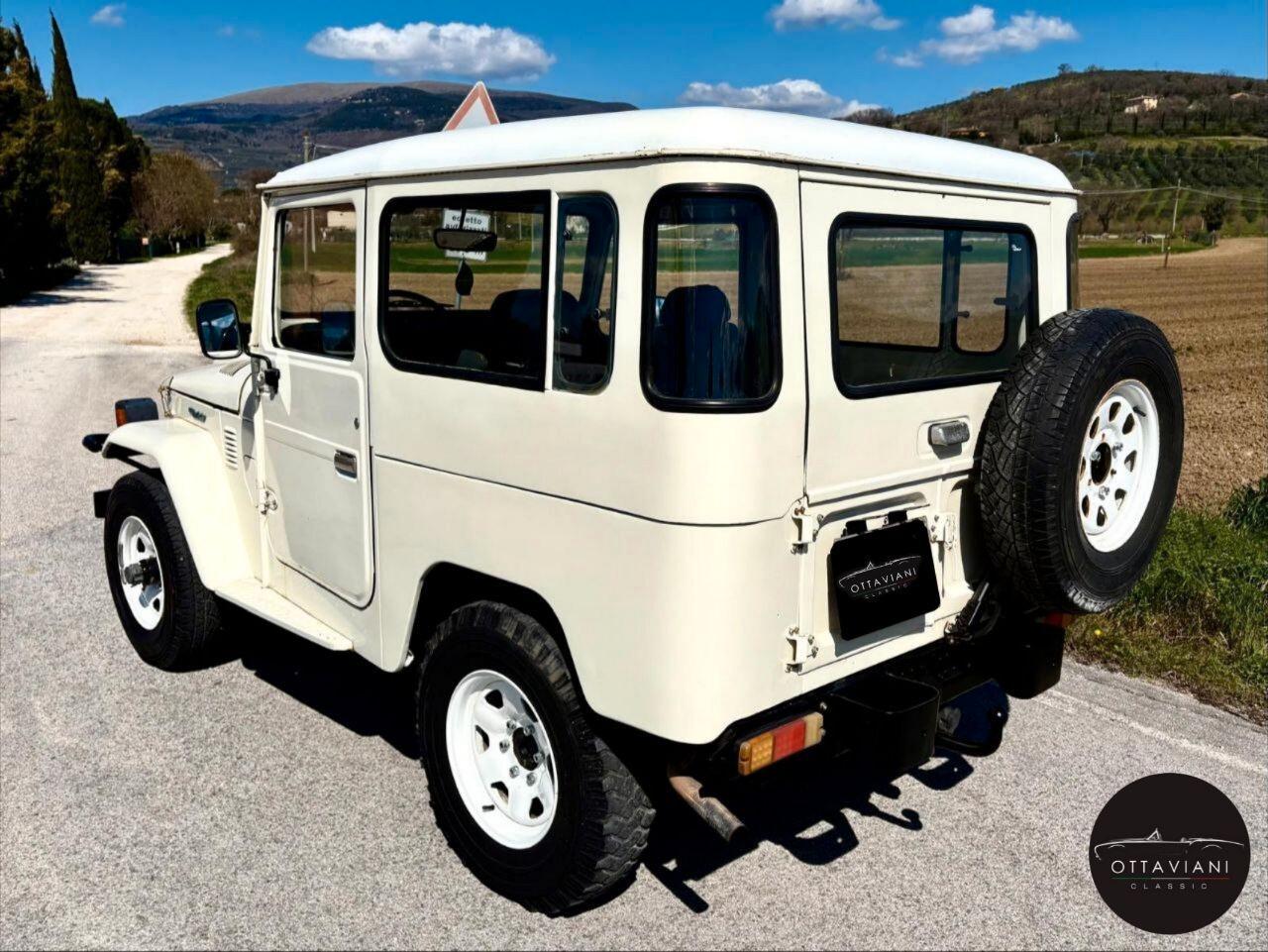 Toyota Land Cruiser BJ40 Trasformabile con centina