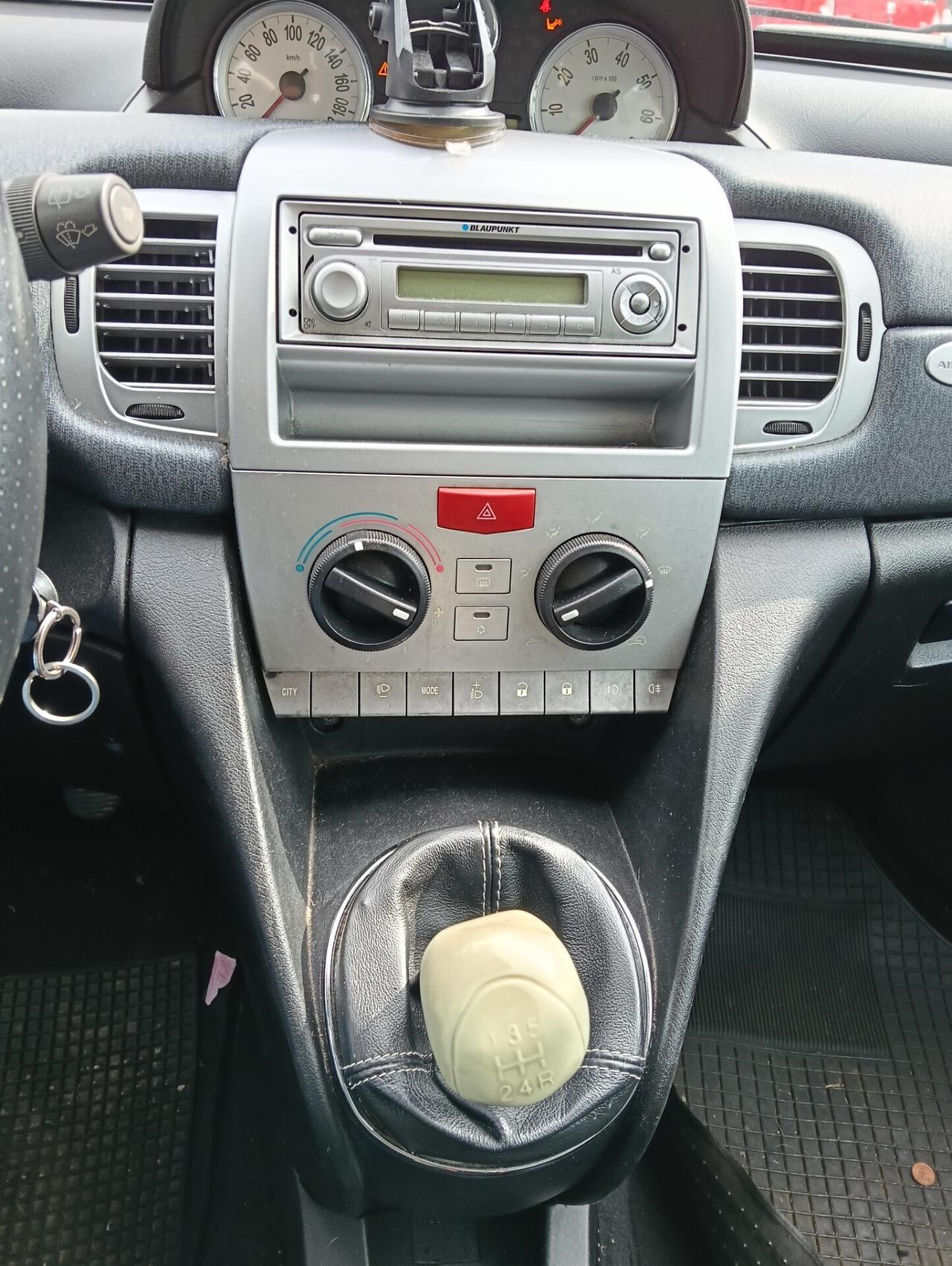 Lancia Ypsilon 1.3 MJT 75 CV Unyca