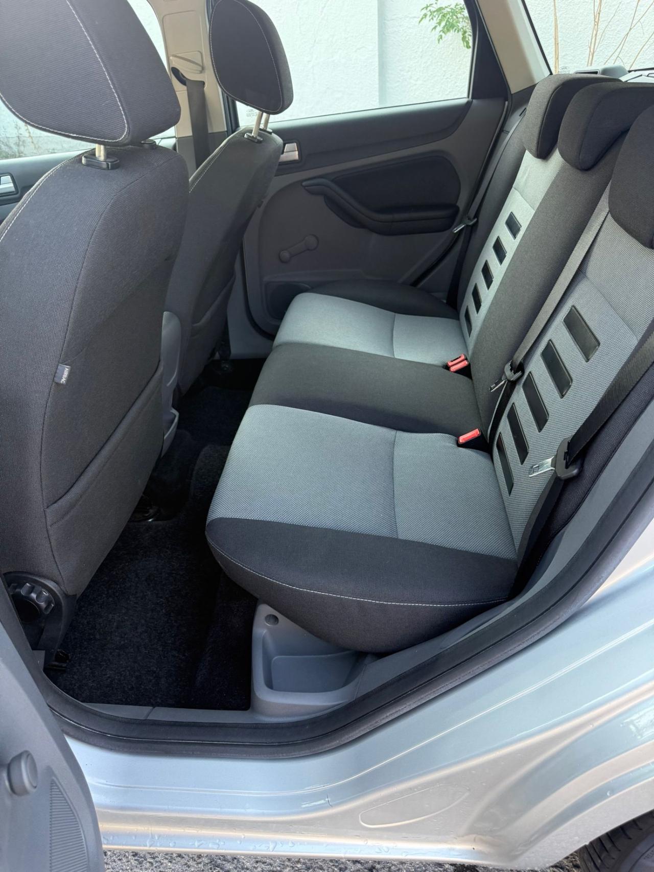 FORD FOCUS 1.6 BENZINA NEOPATENTATI OTTIME CONDIZIONI