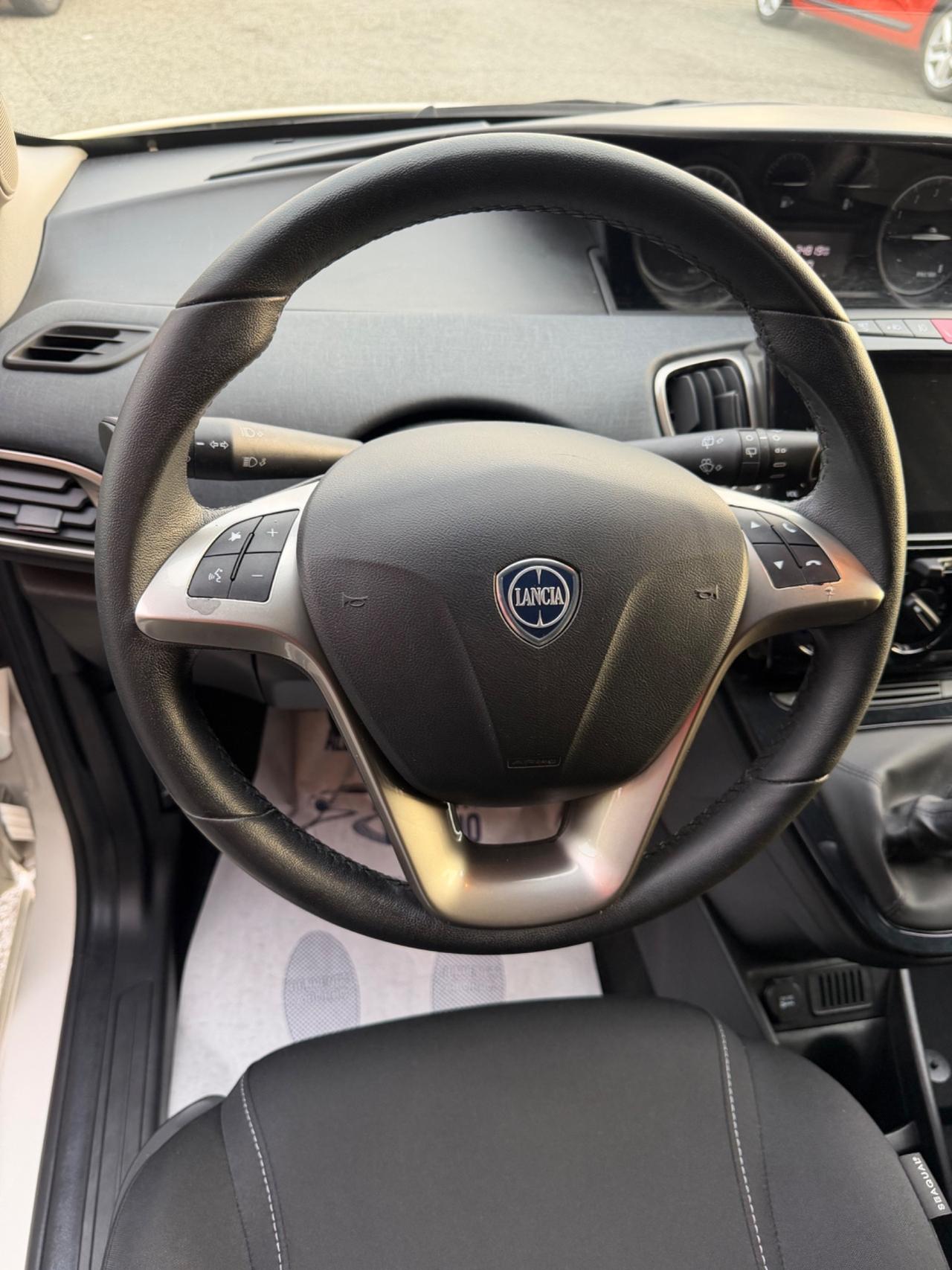 Lancia Ypsilon 1.0 5 porte Hybrid Gold