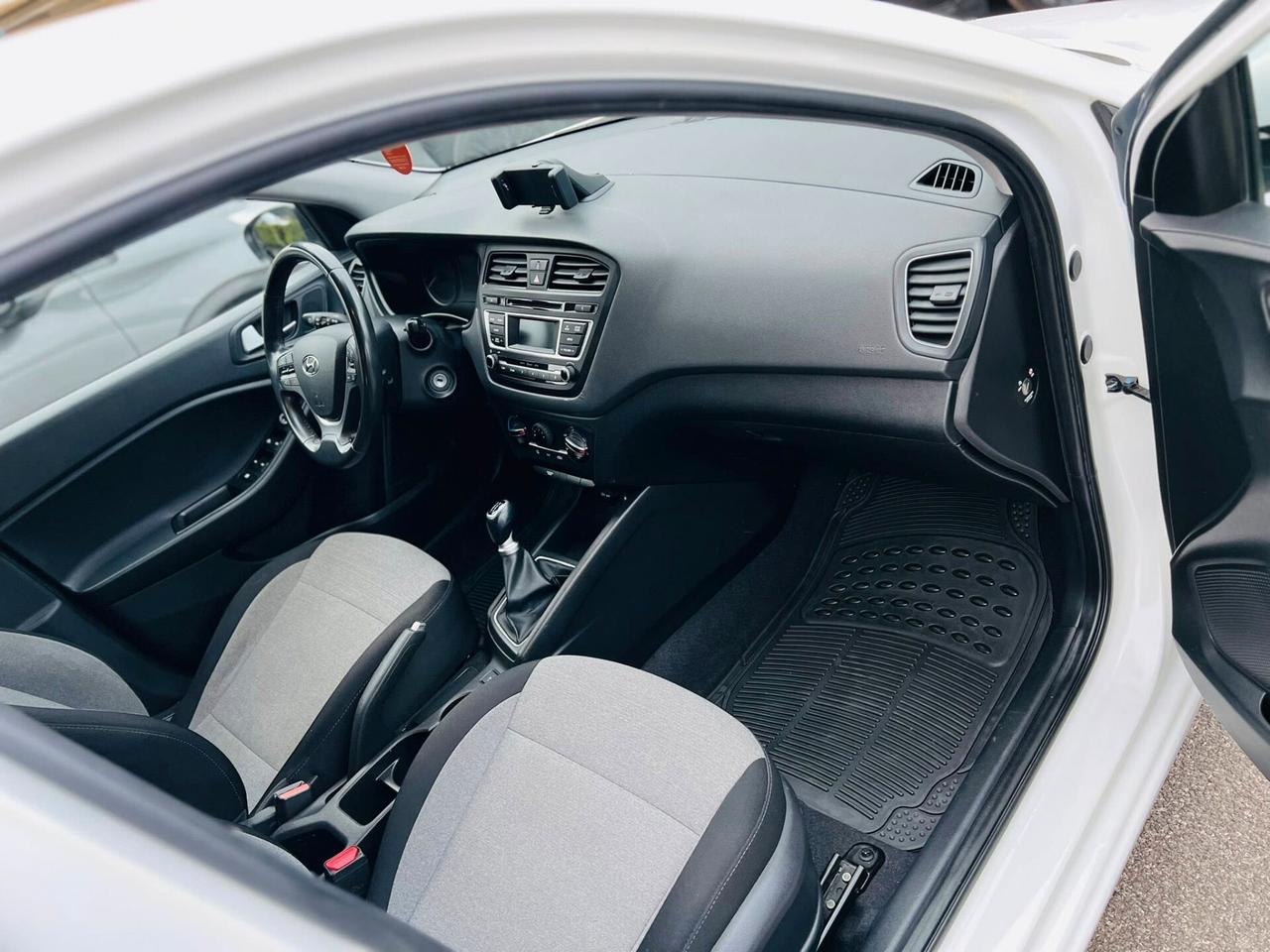 Hyundai i20 1.2 MPI MT Connectline