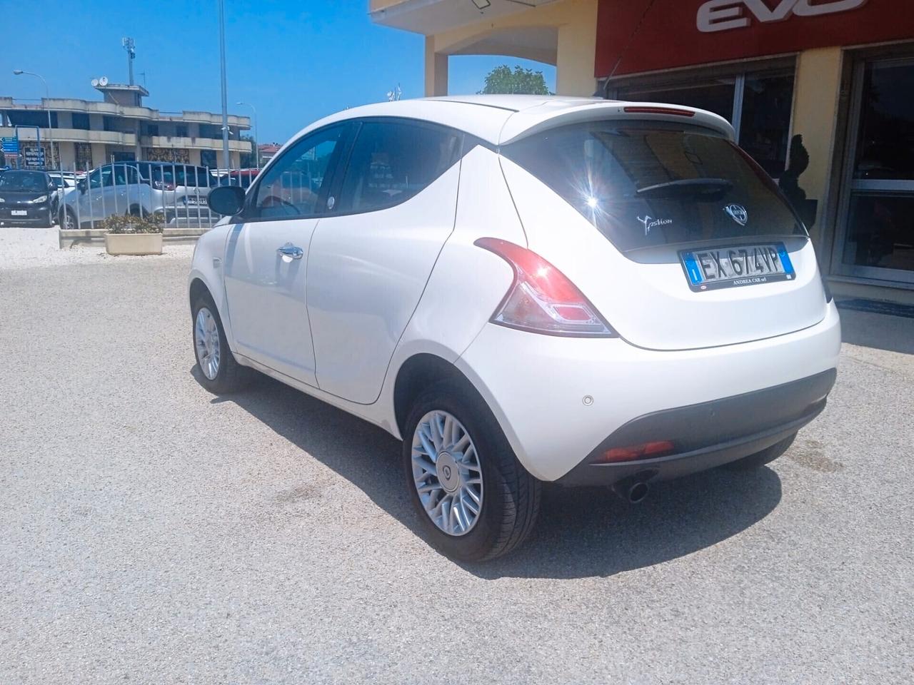 Lancia Ypsilon 0.9 TwinAir 85 CV 5 porte Metano Ecochic Silver