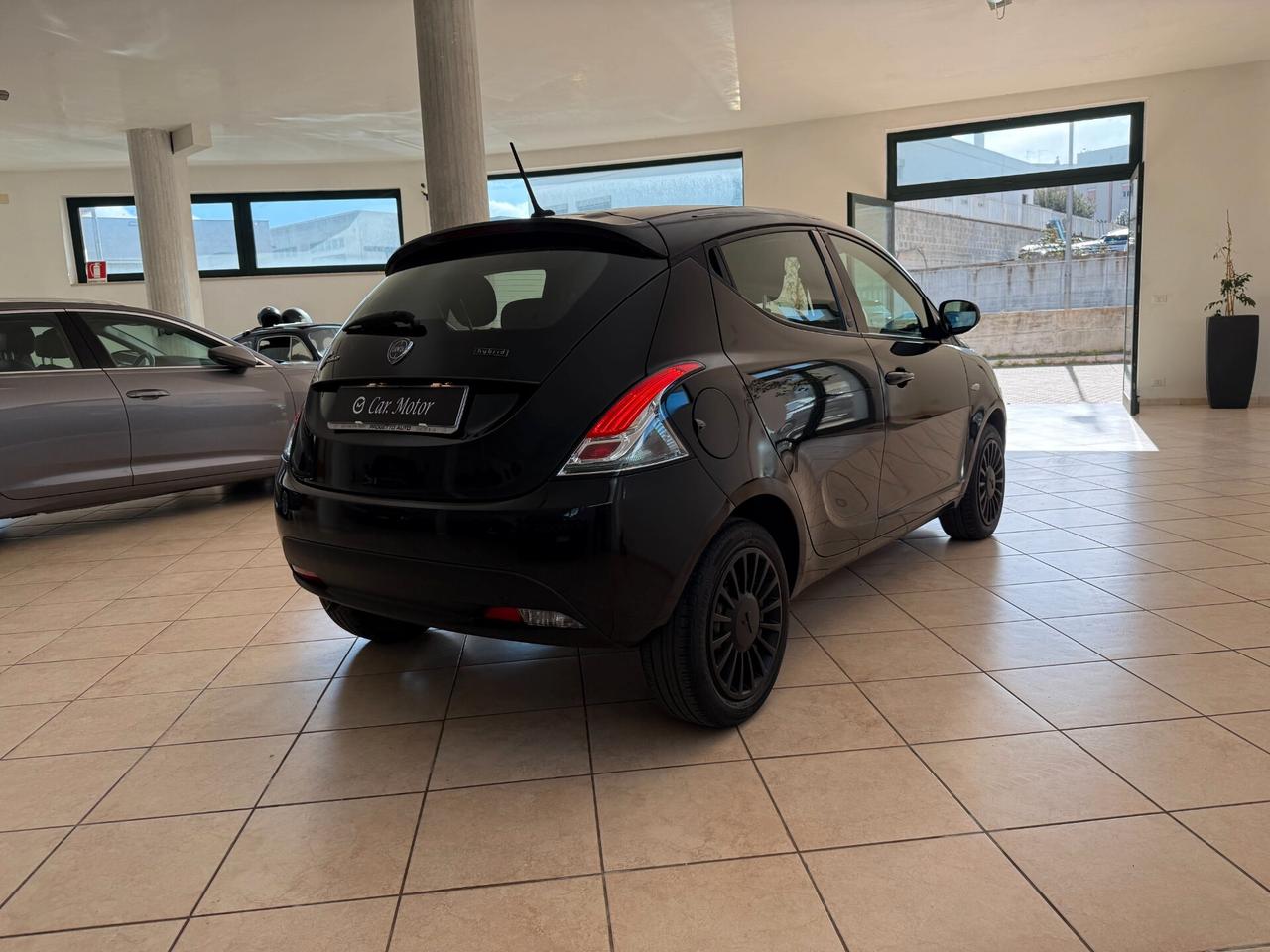 Lancia Ypsilon 1.0 FireFly 5 porte S&S Hybrid Ecochic Silver