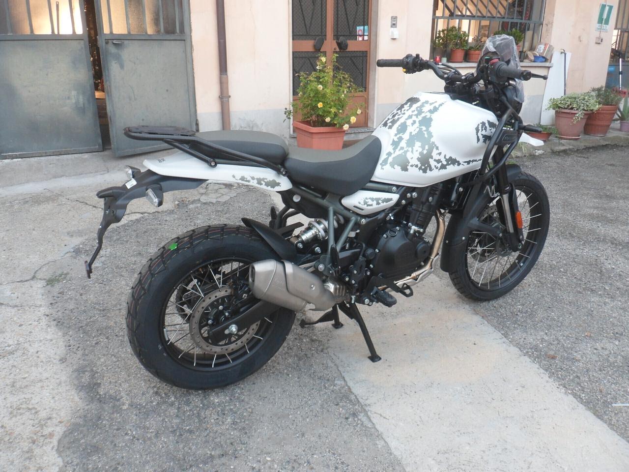 Royal Enfield Himalayan kamet white tubeless