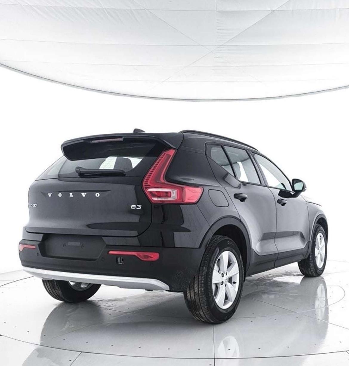 Volvo XC40 B3 automatico MILD HYBRID ELETTRICA NOLEGGIO 12 MESI
