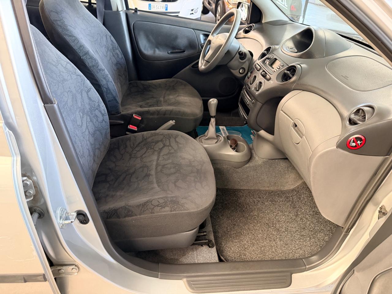 Toyota Yaris 1.0i 16V cat 5 porte Sol