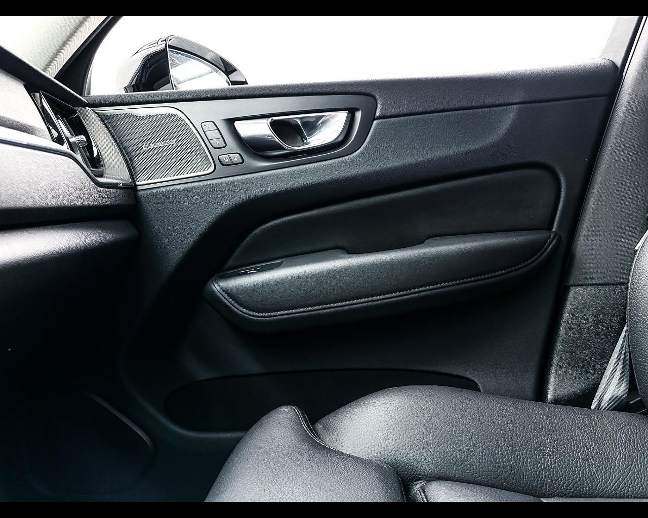VOLVO XC60 (2017-->) - XC60 B4 (d) AWD automatico Plus Dark