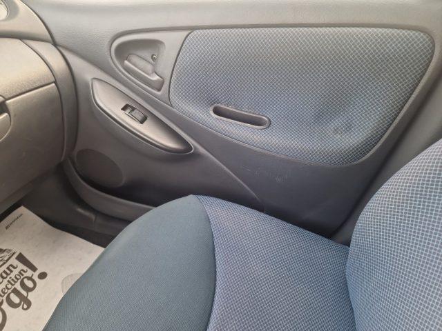 TOYOTA Yaris 1.0i 16V cat 5 porte Sol