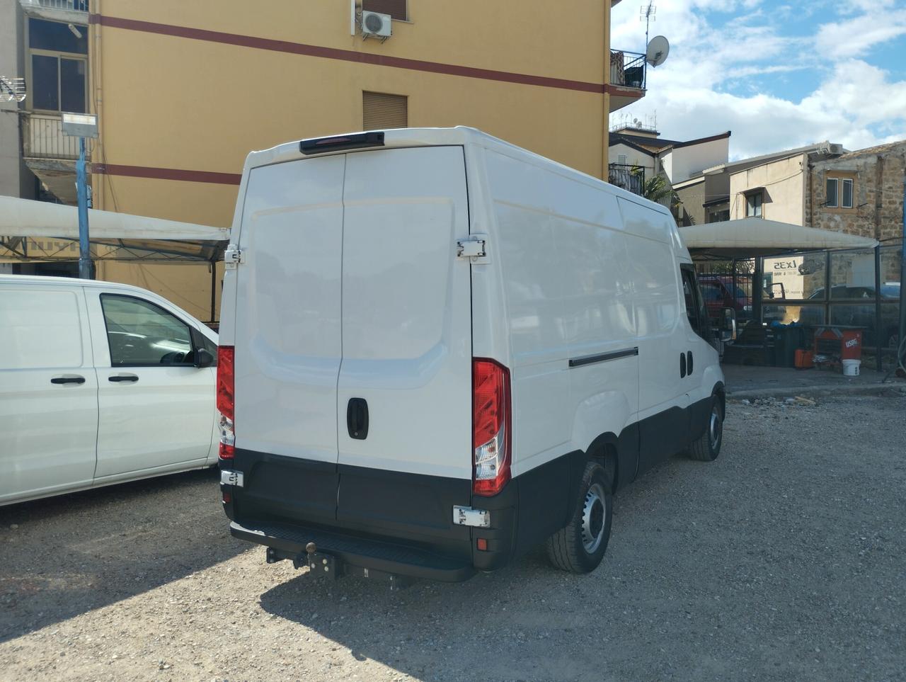 Iveco Daily 33S12 2.3 Cabinato