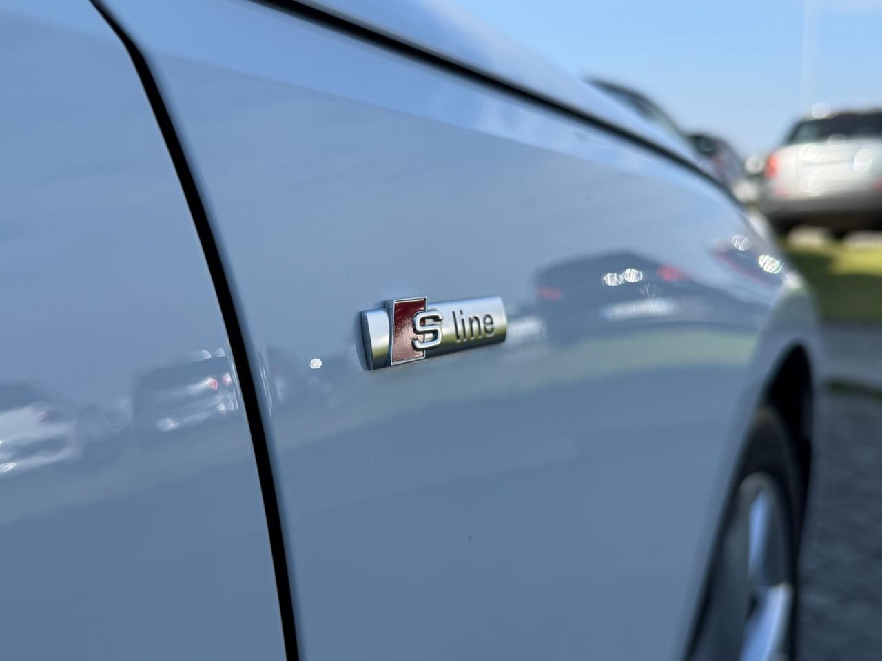 Audi A4 Avant 40 TDI quattro S tronic S line|BLACK LINE