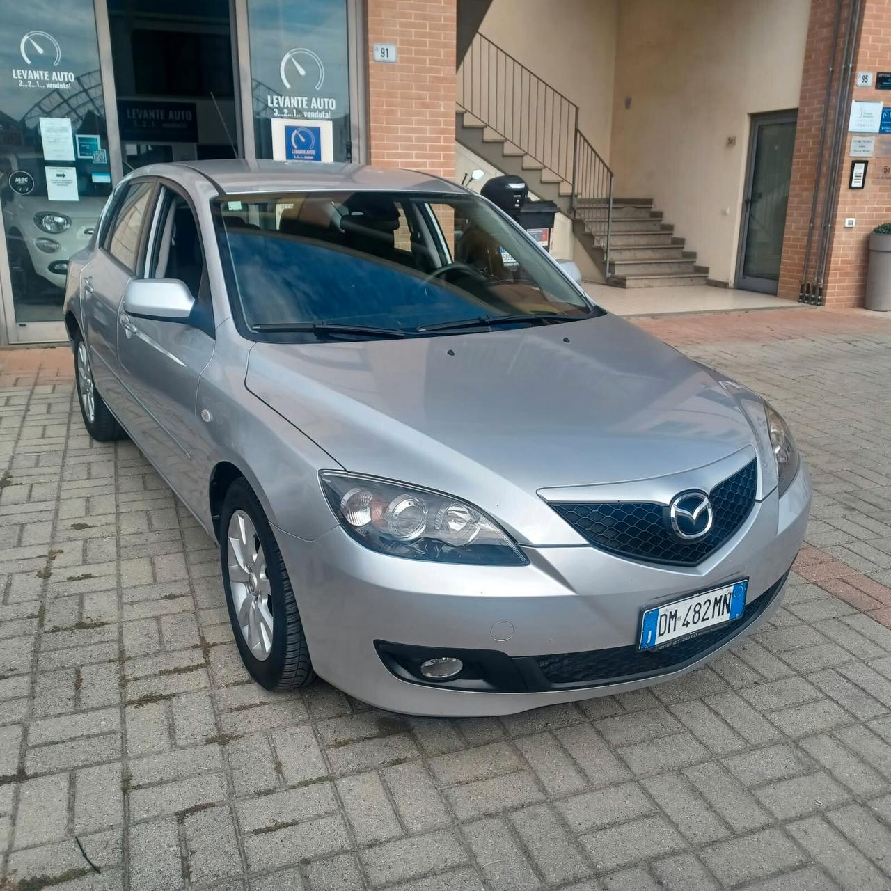 110.118 MAZDA 3 SEMBRA NUOVA OK NEOPATENTATI