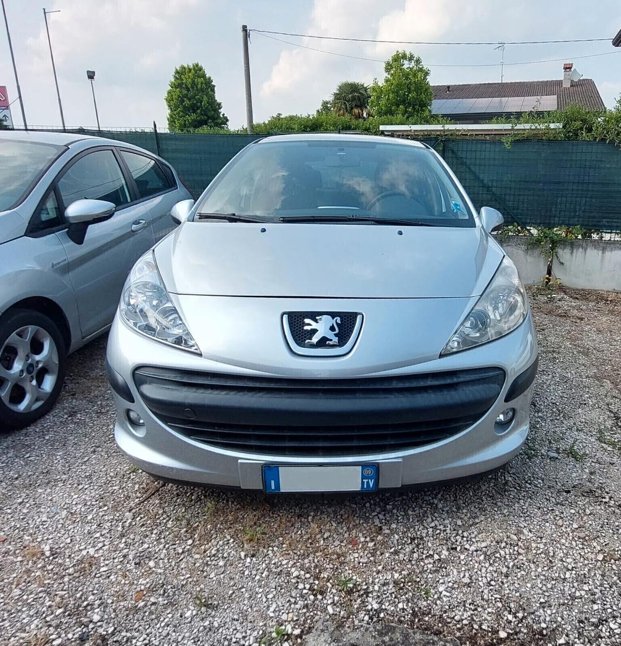 Peugeot 207 1.4 benzina Neopatentati