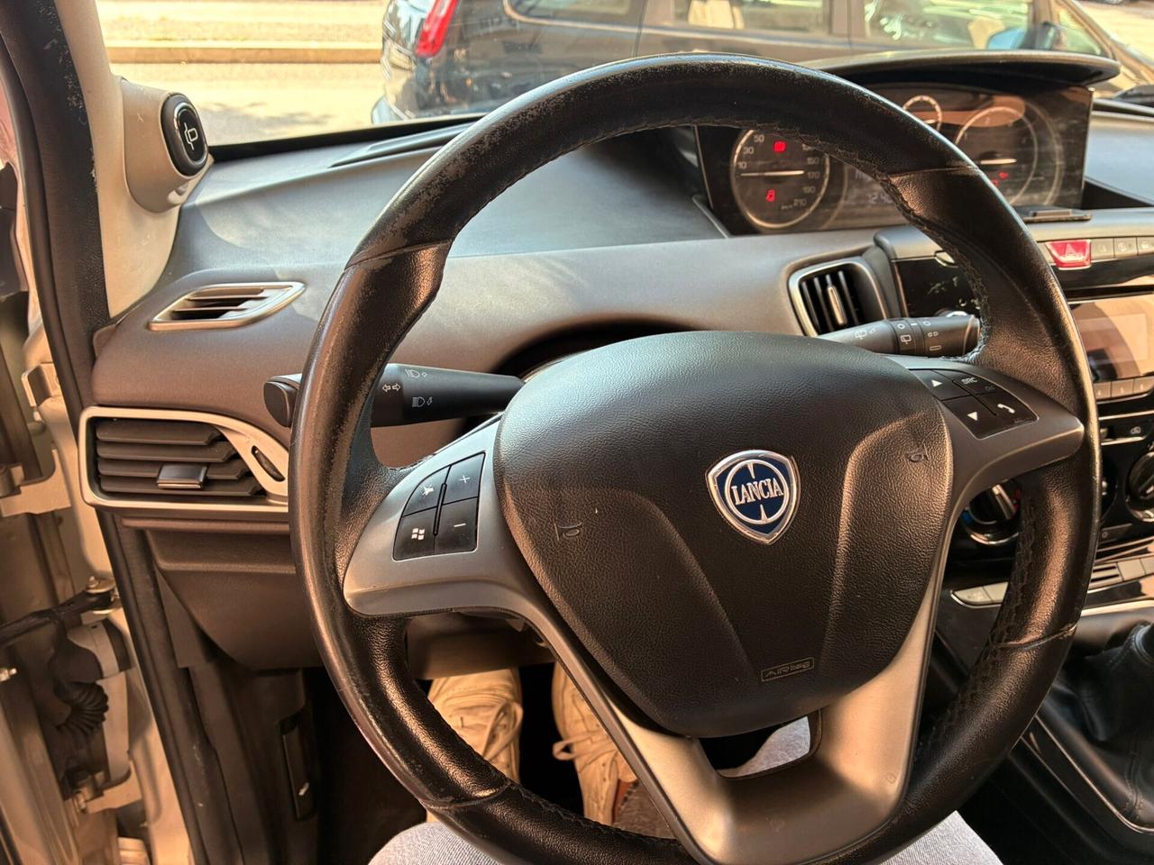 Lancia Ypsilon 1.3MJT 95cv 5p perfetta-12