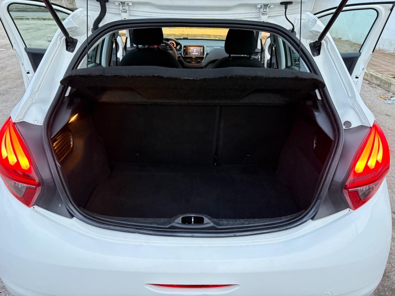 Peugeot 208 benzina 5 porte