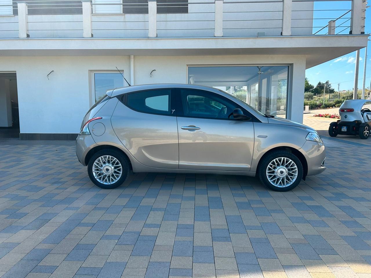 Lancia Ypsilon 0.9 TwinAir 85 CV 5 porte S&S Platinum