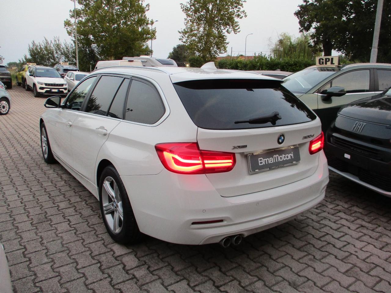 BMW 320 d Touring xdrive Luxury auto CarPlay/LED/Navi