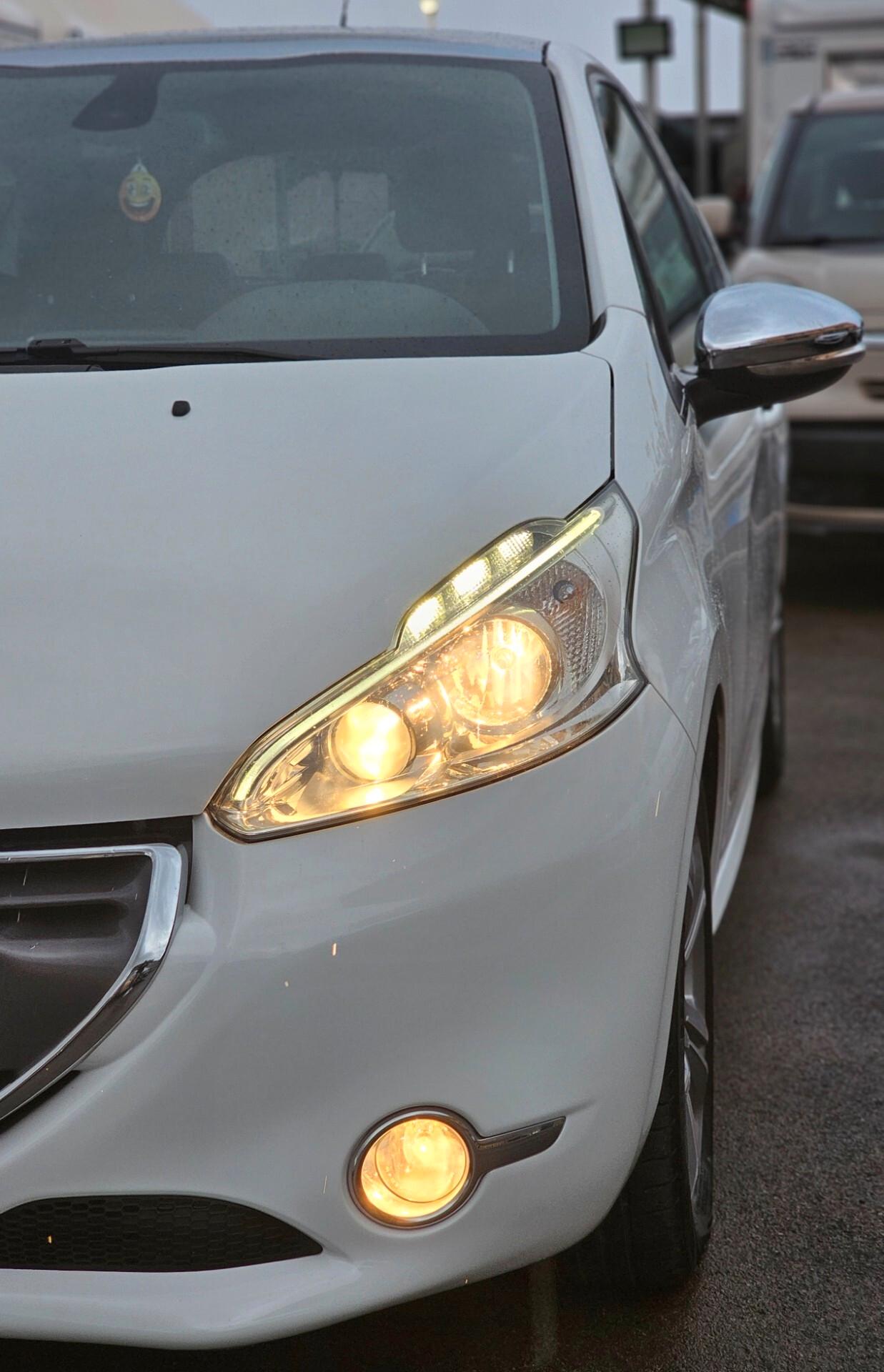 Peugeot 208 1.4 HDi 68 CV 3 porte Allure