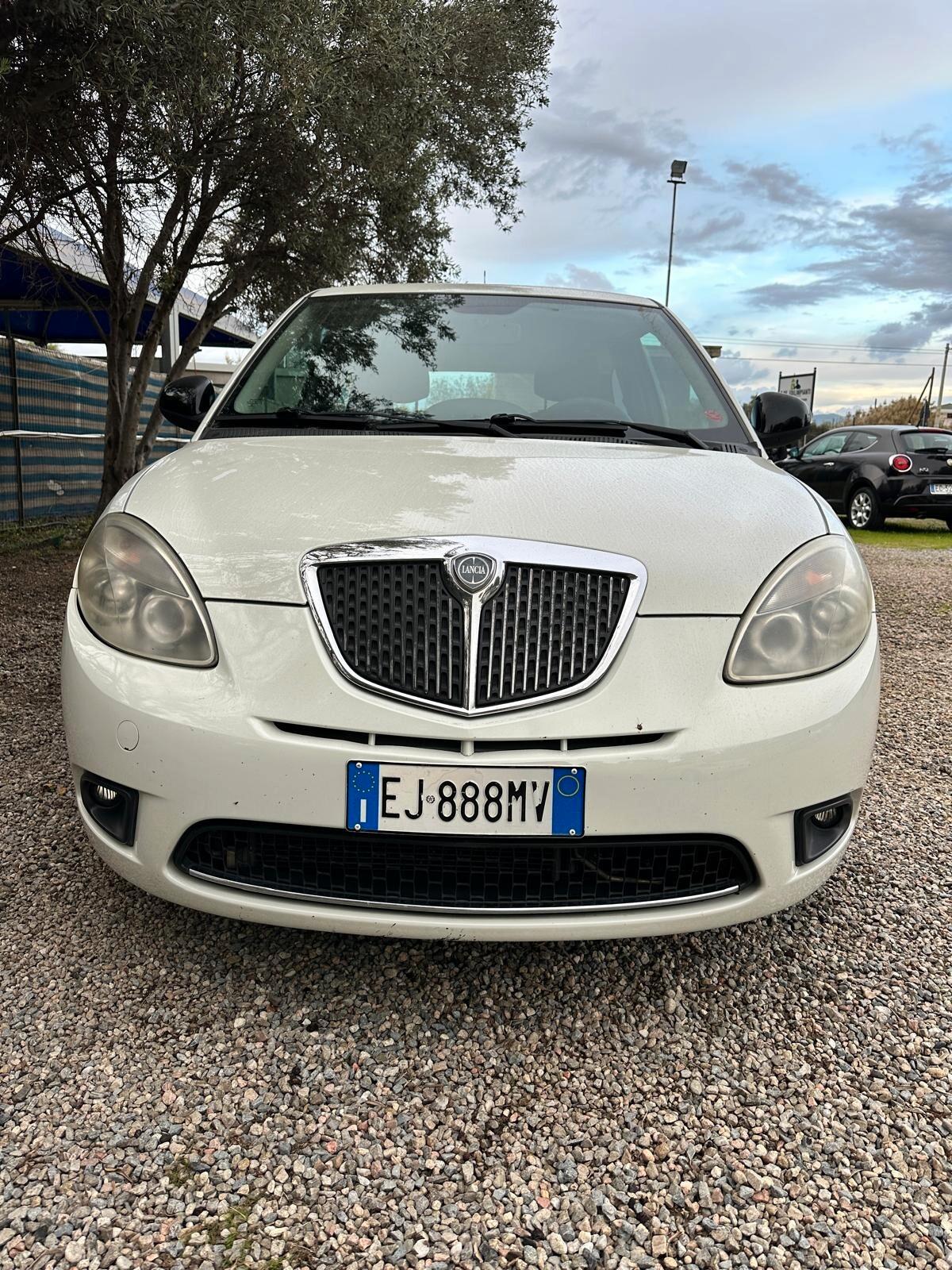 Lancia Ypsilon 1.3 MJT 75 CV Unyca