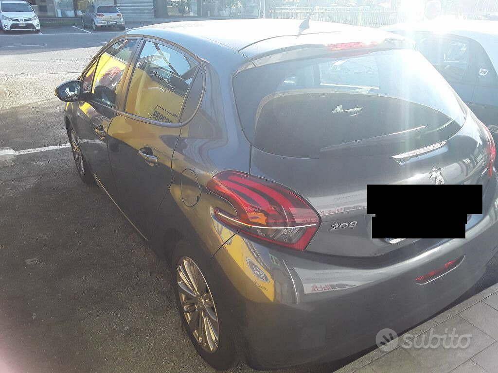 PEUGEOT 208