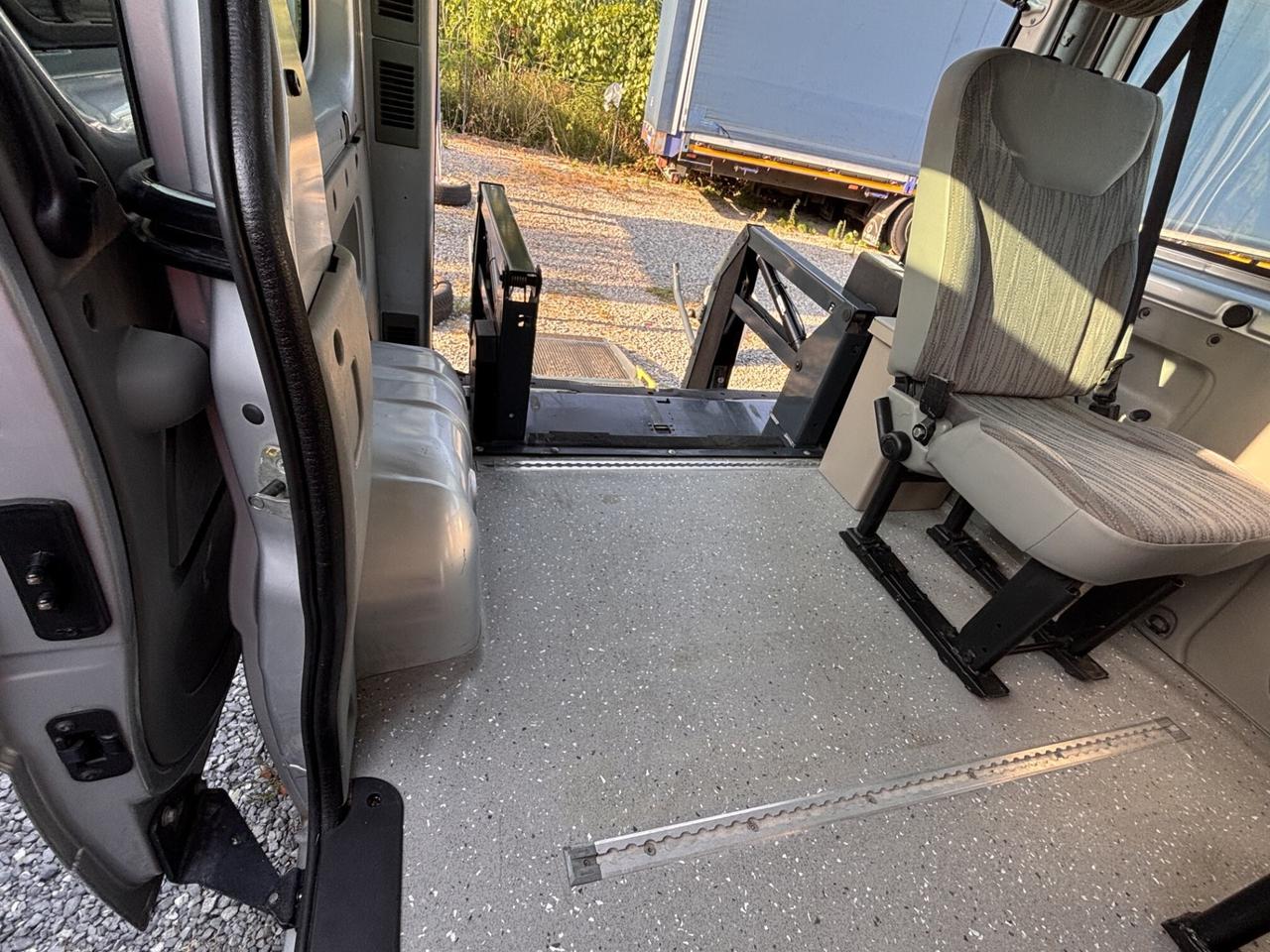 nissan primastar 7 posti trasporto 2 carrozzine per disabili