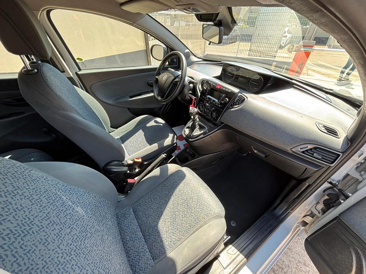 Lancia Ypsilon 1.0 FireFly 5 porte S&S Hybrid Ecochic Silver