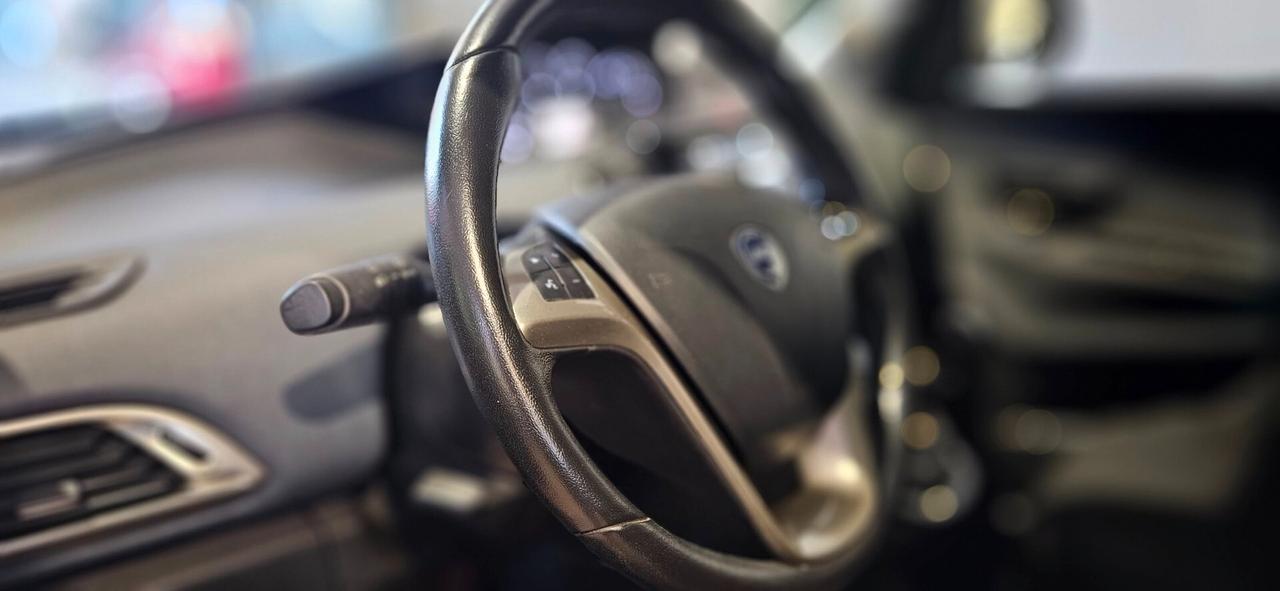 Lancia Ypsilon 1.0 HYBRID 5 porte Posti Gold