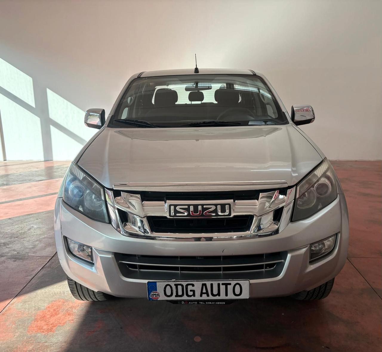 ISUZU PICK-UP D-MAX POSTI 5 DOPPIA CABINA Diesel 2.5 CV 163 Con Km 196.696 CANCIO TRAINO garanzia 12 mesi