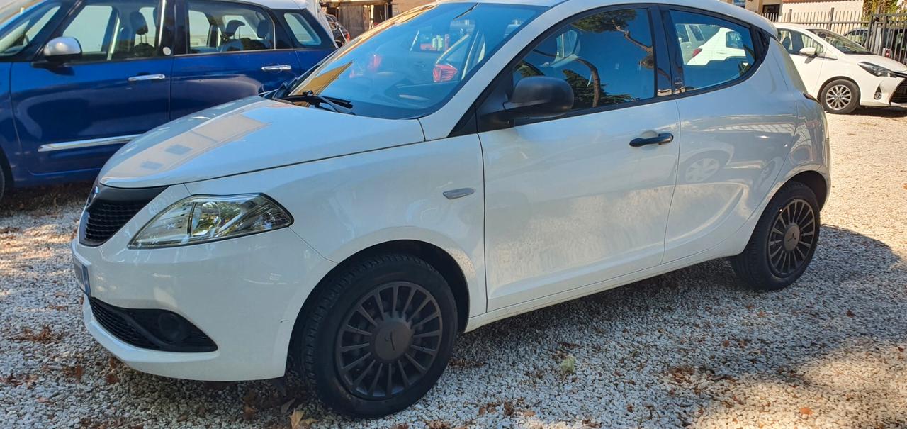 Lancia Ypsilon 1.0 FireFly 5 porte S&S Hybrid Ecochic Silver