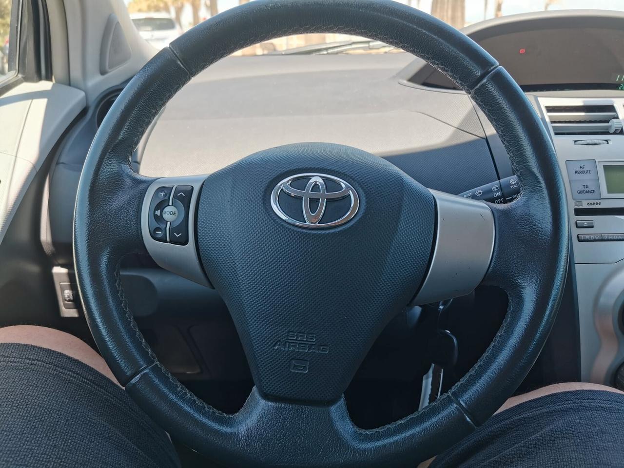 Toyota Yaris 1.3 5P. Sol solo km.97000