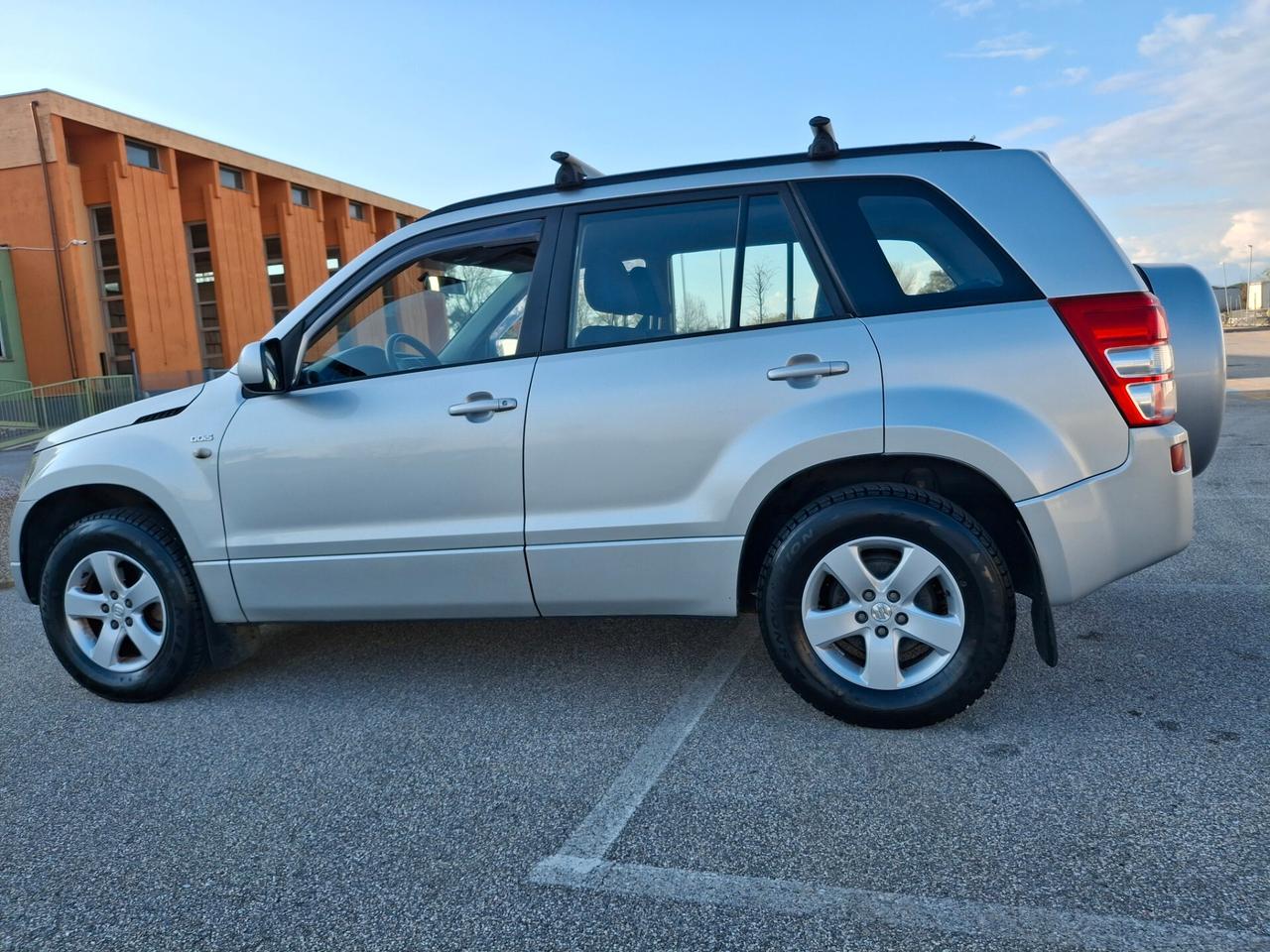 Suzuki Grand Vitara 1.9 DDiS-5 Porte-Executive-4X4-