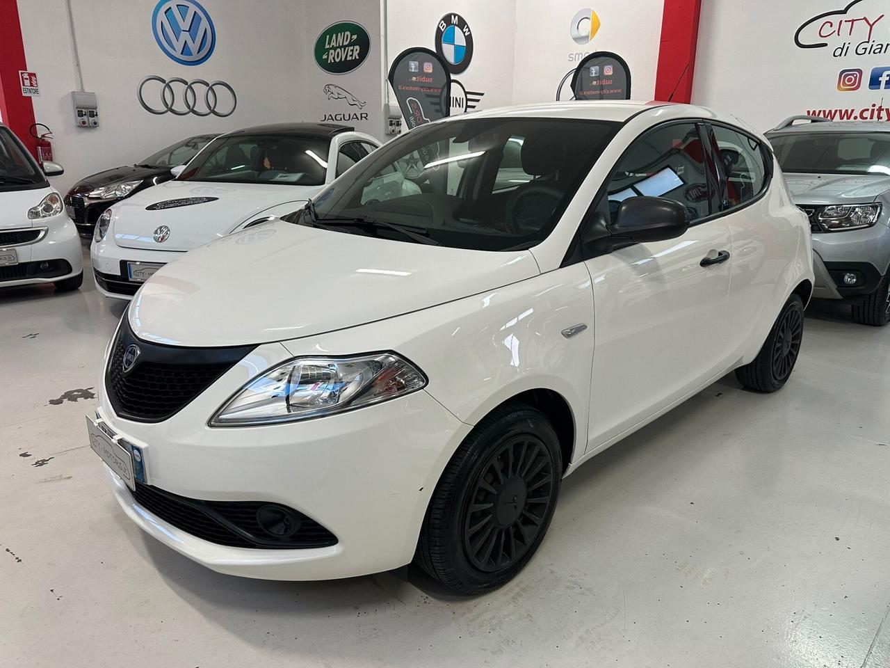 Lancia Ypsilon 1.2 69 CV 5 porte S&S Black and Noir