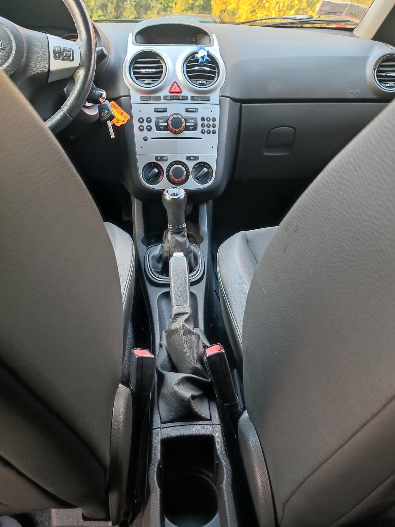 OPEL CORSA DEL 2013 A GPL DI CASA SCADENZA 2033 POCHI KM