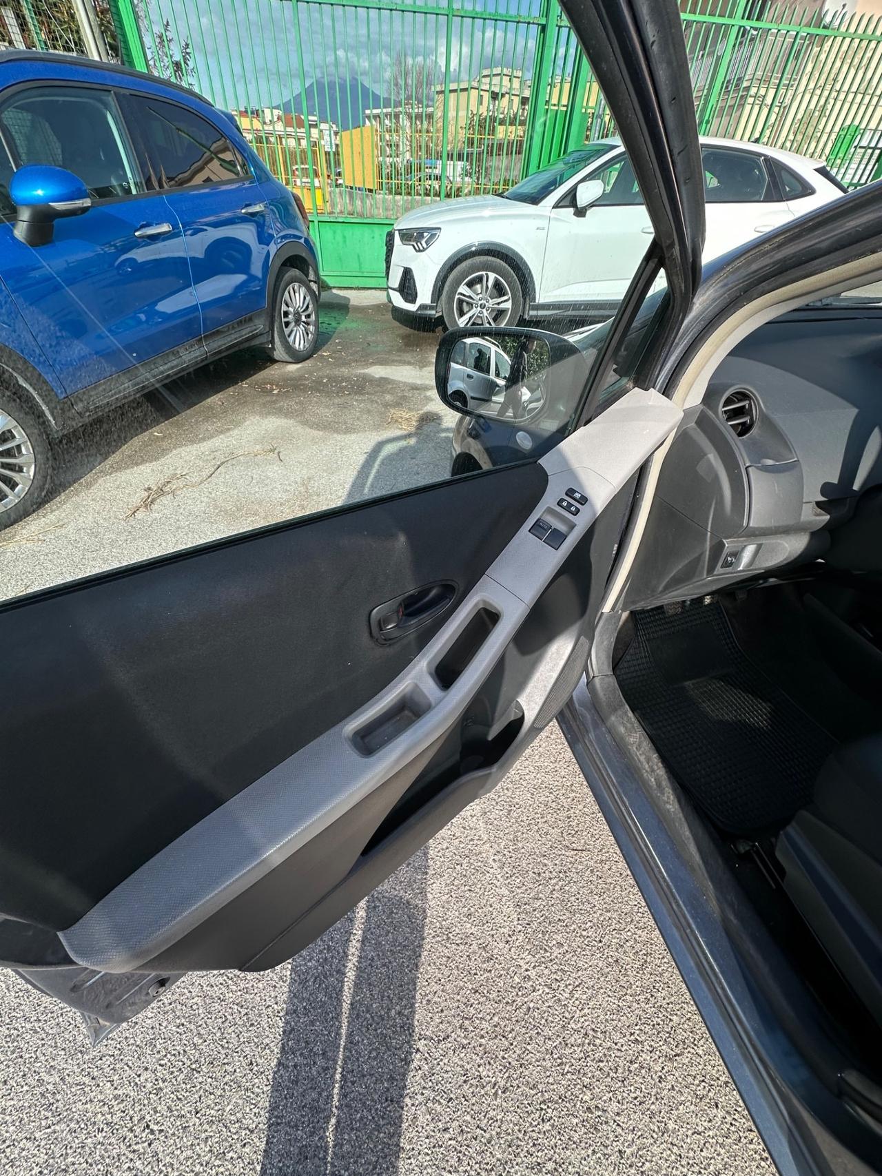 Toyota Yaris 1.0 5 porte Luxury pack