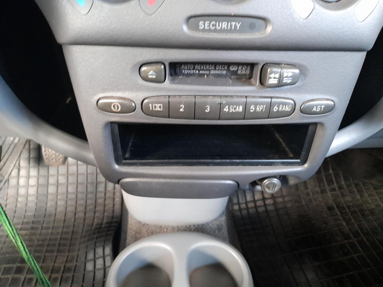 Toyota Yaris 1.0i 16V cat 5 porte Sol