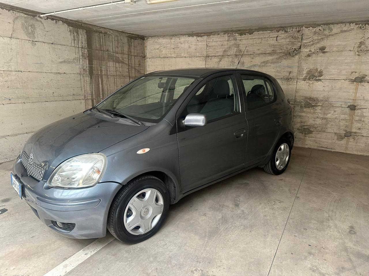 Toyota Yaris 1.0i 16V cat 5 porte Sol