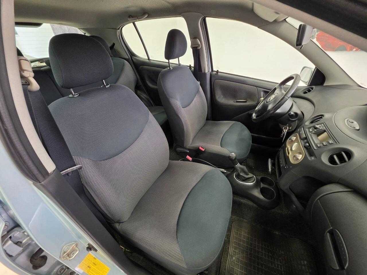 Toyota Yaris 1.0i 16V cat 5 porte Sol