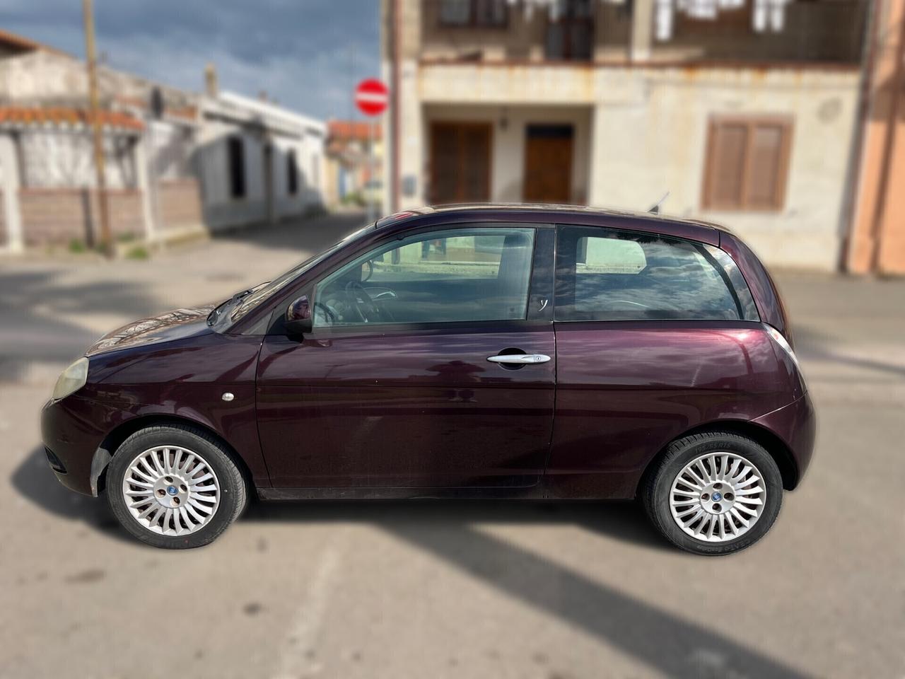 Lancia Ypsilon 1.3 MJT 75 CV Versus