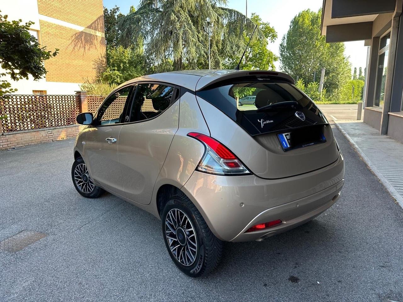 Lancia Ypsilon 0.9 TwinAir 85 CV 5 porte Metano Ecochic Platinum