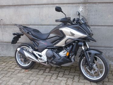 Honda NC 750 X DTC ABS Travel Edition del 2018 trapasso, tagliando e garanzia inclusi